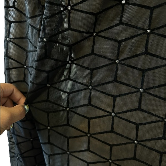 Elegant Black Geometric Dress - Picture 4 of 5